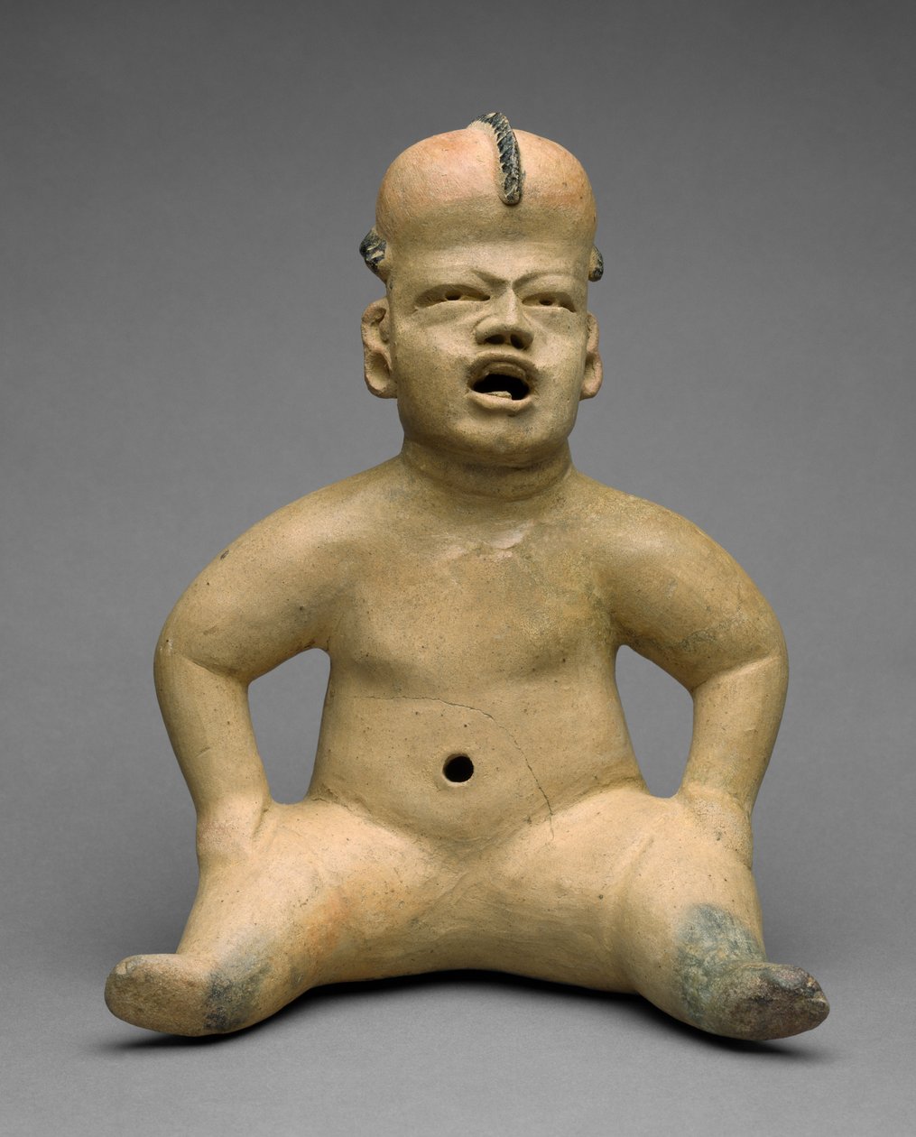 Sedící figura, (kamenina s bichromovým skluzem a černou barvou) od Olmec