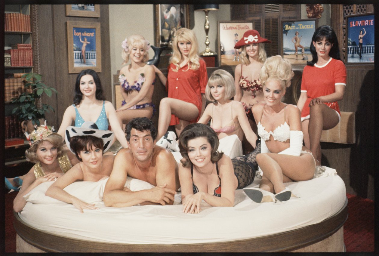 Dean Martin jako Matt Helm a dívky na scéně 