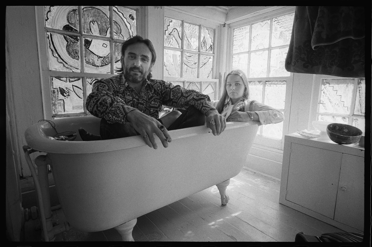 Dennis Hopper a manželka Michelle Phillips ve vaně v Novém Mexiku od Orlando Suero