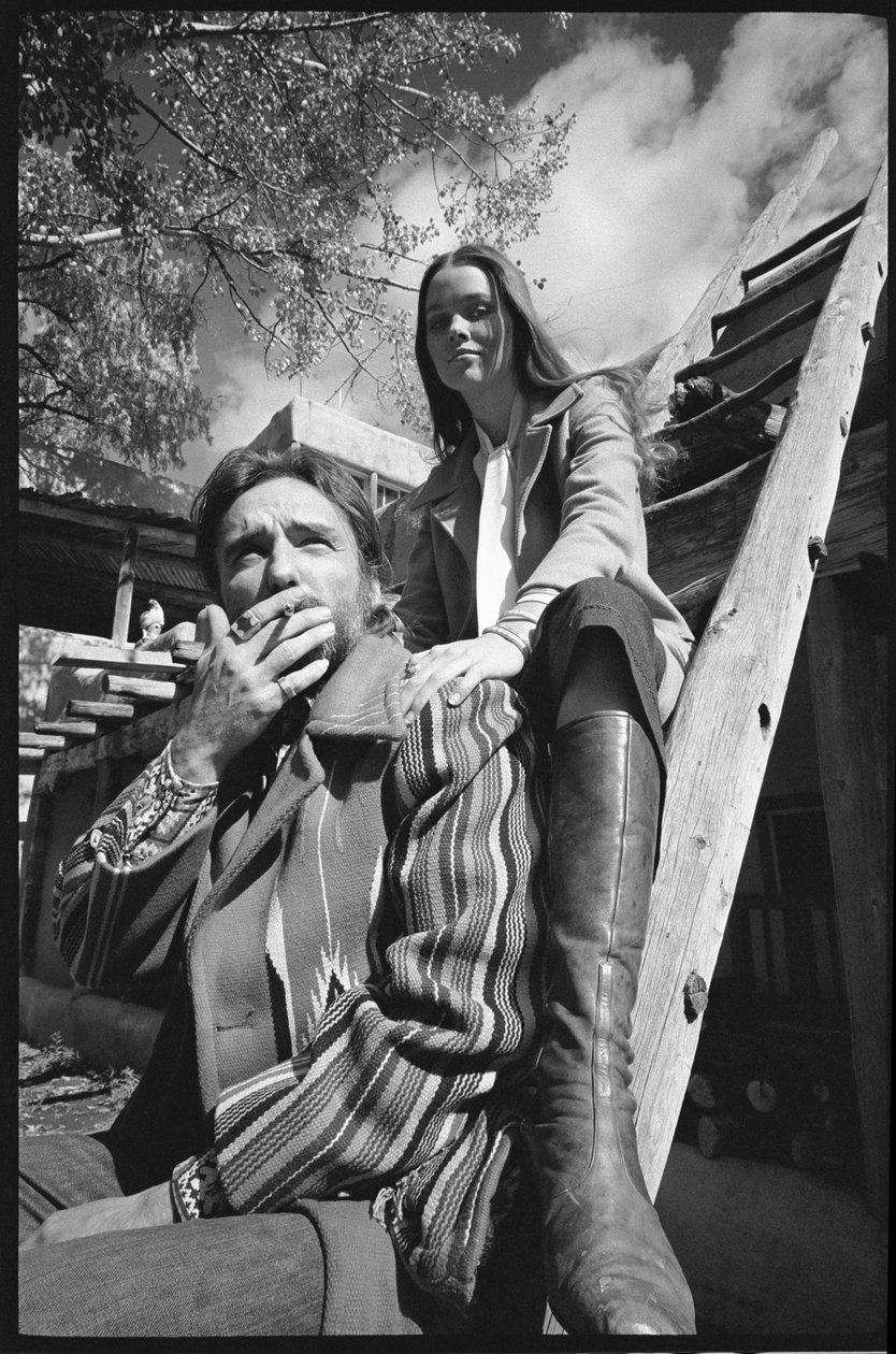 Dennis Hopper a manželka Michelle Phillips na žebříku v Novém Mexiku od Orlando Suero