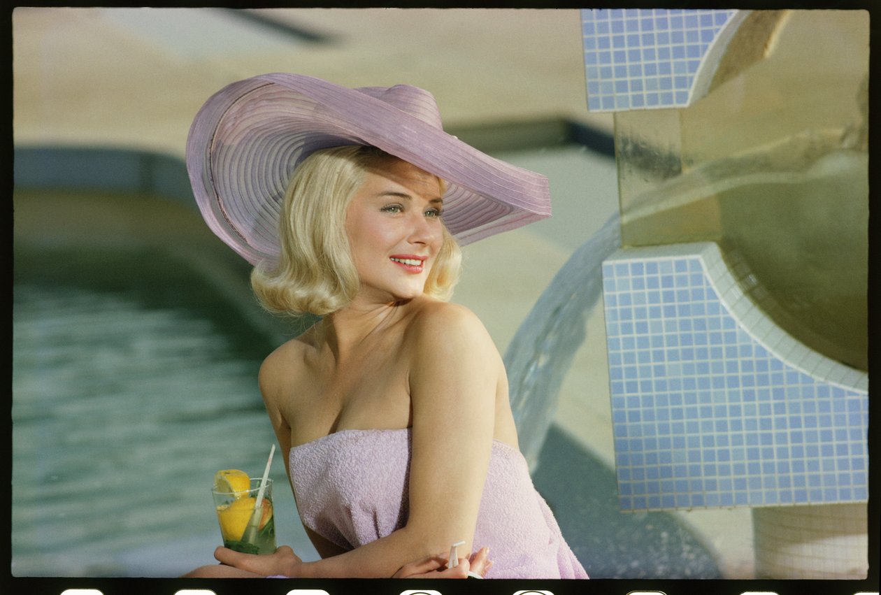 Focení Hope Lange u bazénu od Orlando Suero