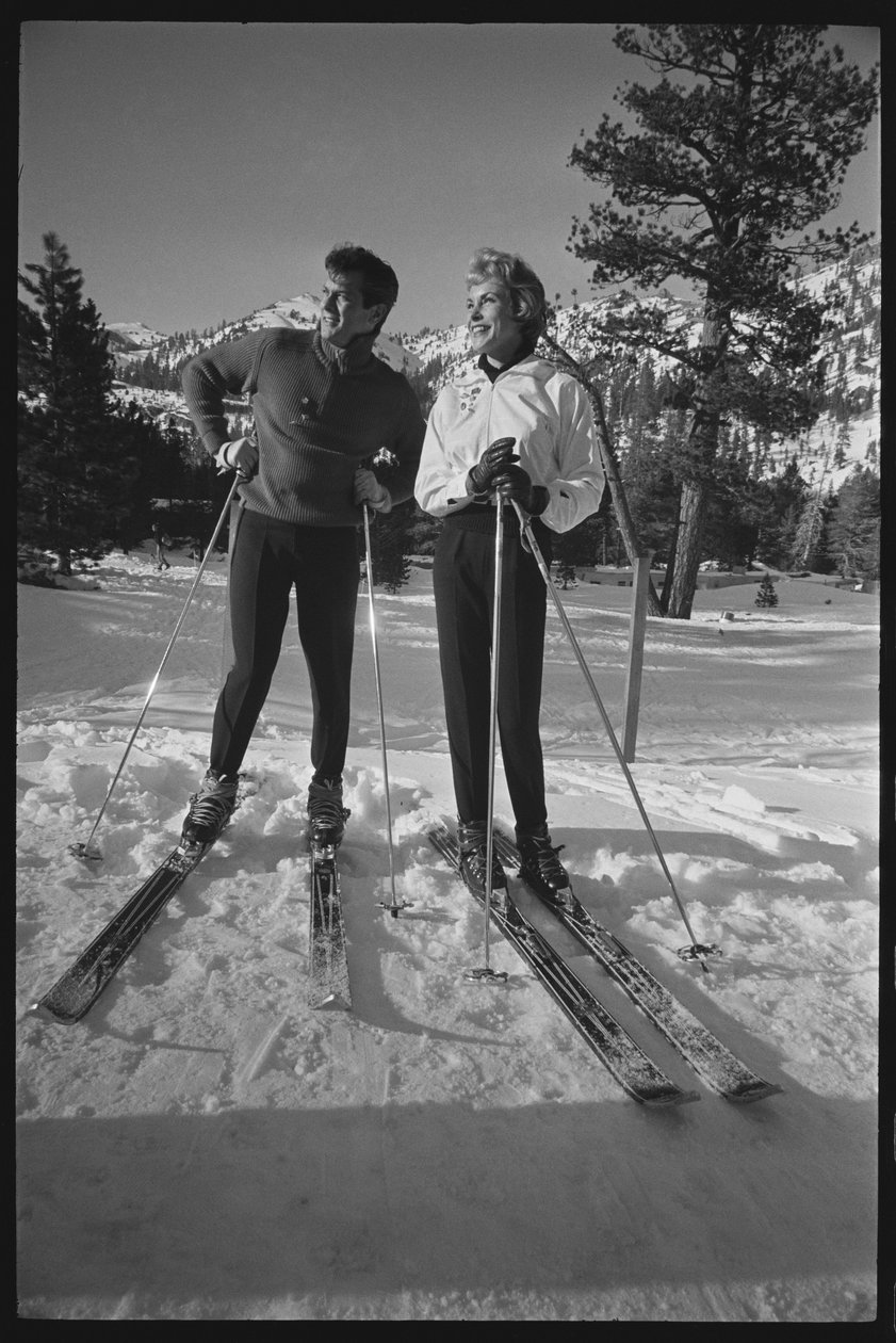 Janet Leigh a Tony Curtis na lyžích na zimních olympijských hrách, Squaw Valley, Kalifornie od Orlando Suero