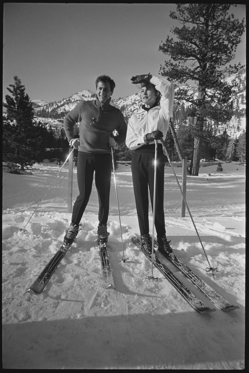 Janet Leigh a Tony Curtis na lyžích na zimních olympijských hrách, Squaw Valley, Kalifornie od Orlando Suero