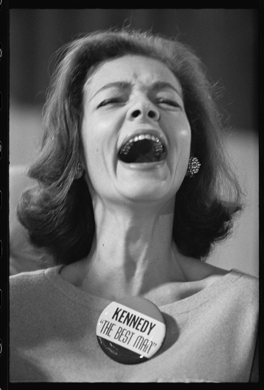 Lauren Bacall s odznakem „Kennedy The Best Man“ na volební noci od Orlando Suero