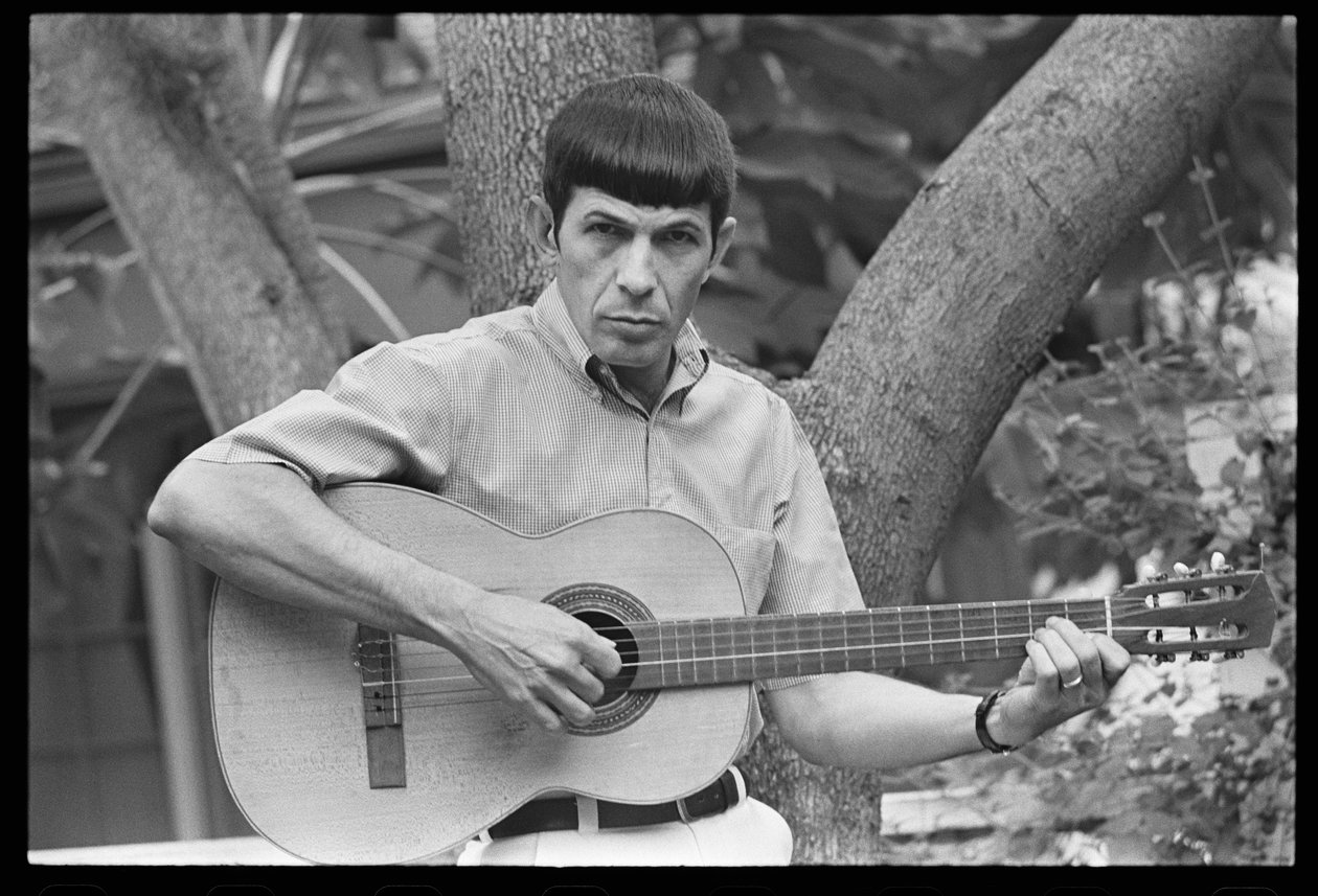 Leonard Nimoy hraje na kytaru od Orlando Suero