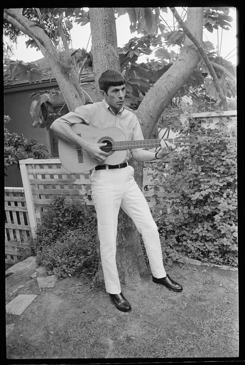 Leonard Nimoy hraje na kytaru od Orlando Suero