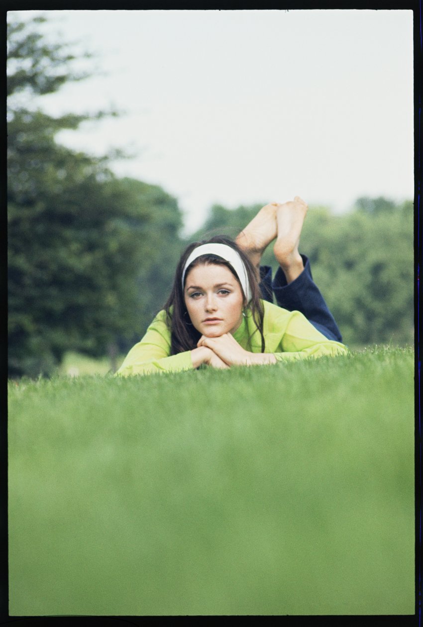 Margot Kidder na trávě od Orlando Suero