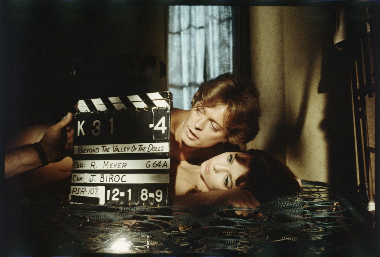 Michael Blodgett a Dolly Read při natáčení filmu Beyond the Valley of the Dolls, 1970 (foto) od Orlando Suero
