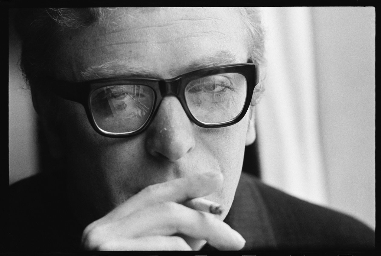 Michael Caine kouří od Orlando Suero