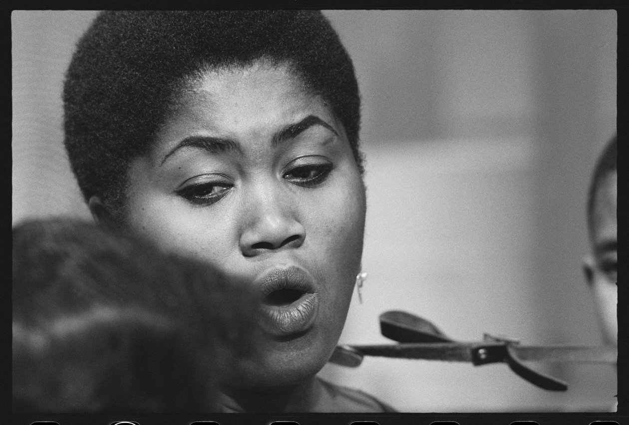 Odetta zpívá dětem na natáčení televizního speciálu od Orlando Suero