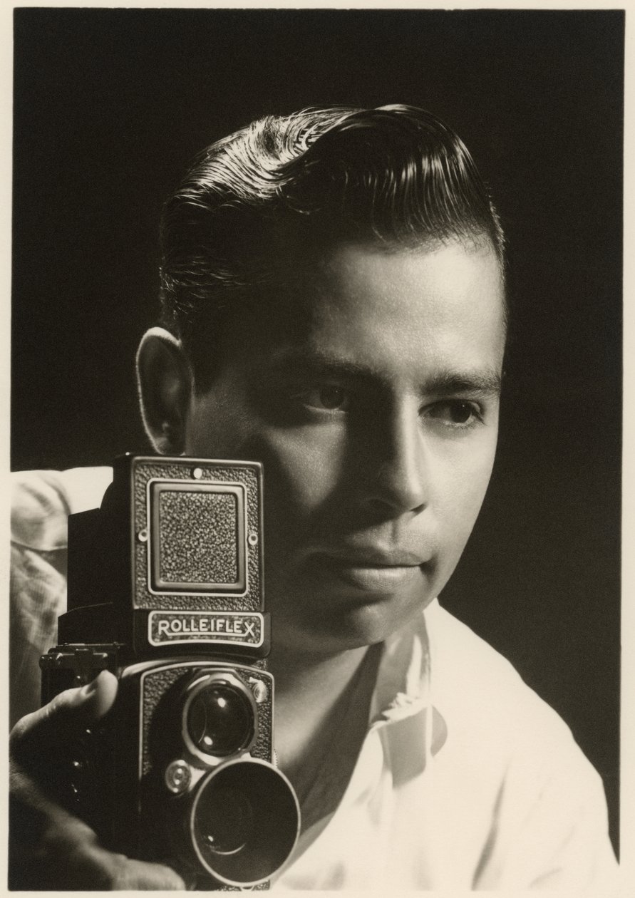 Portrét Orlanda Suera s fotoaparátem Rolleiflex, cca 1954 (černobílá fotografie) od Orlando Suero