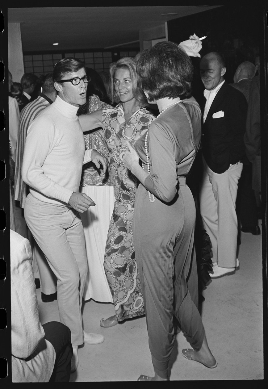 Roddy McDowall, Lauren Bacall a Shirley MacLaine na domácí párty v Malibu od Orlando Suero