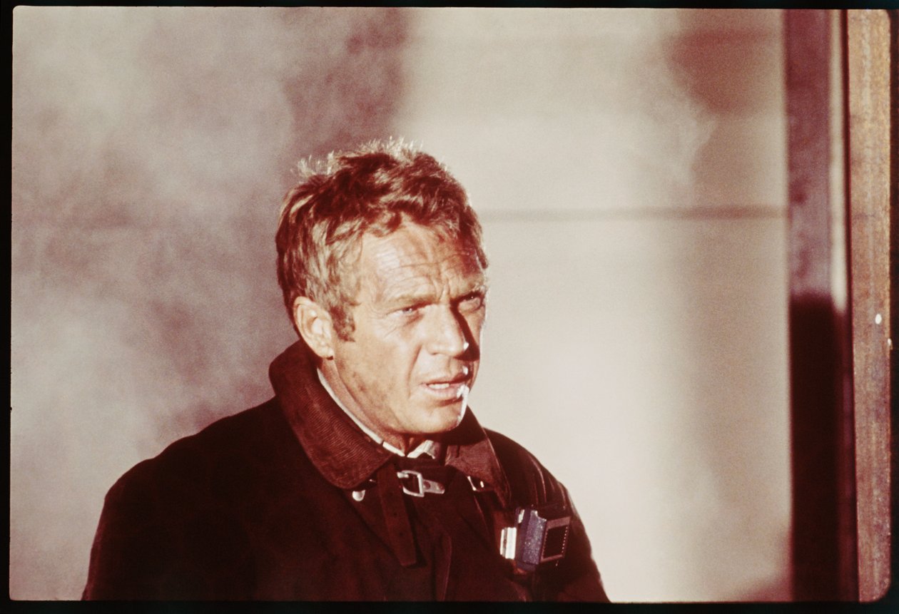 Steve McQueen při natáčení filmu The Towering Inferno od Orlando Suero