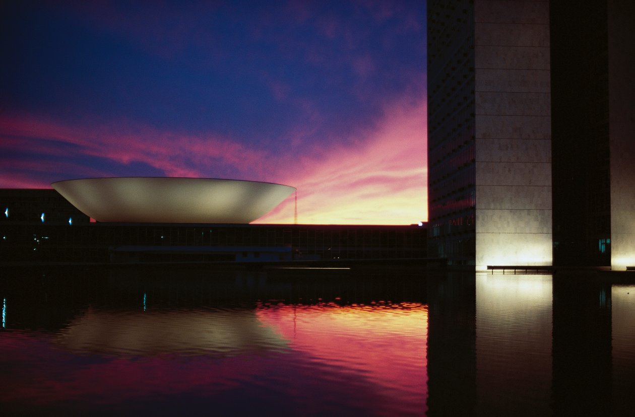Náměstí tří mocností a Národní kongres (Congresso Nacional) při západu slunce od Oscar Niemeyer