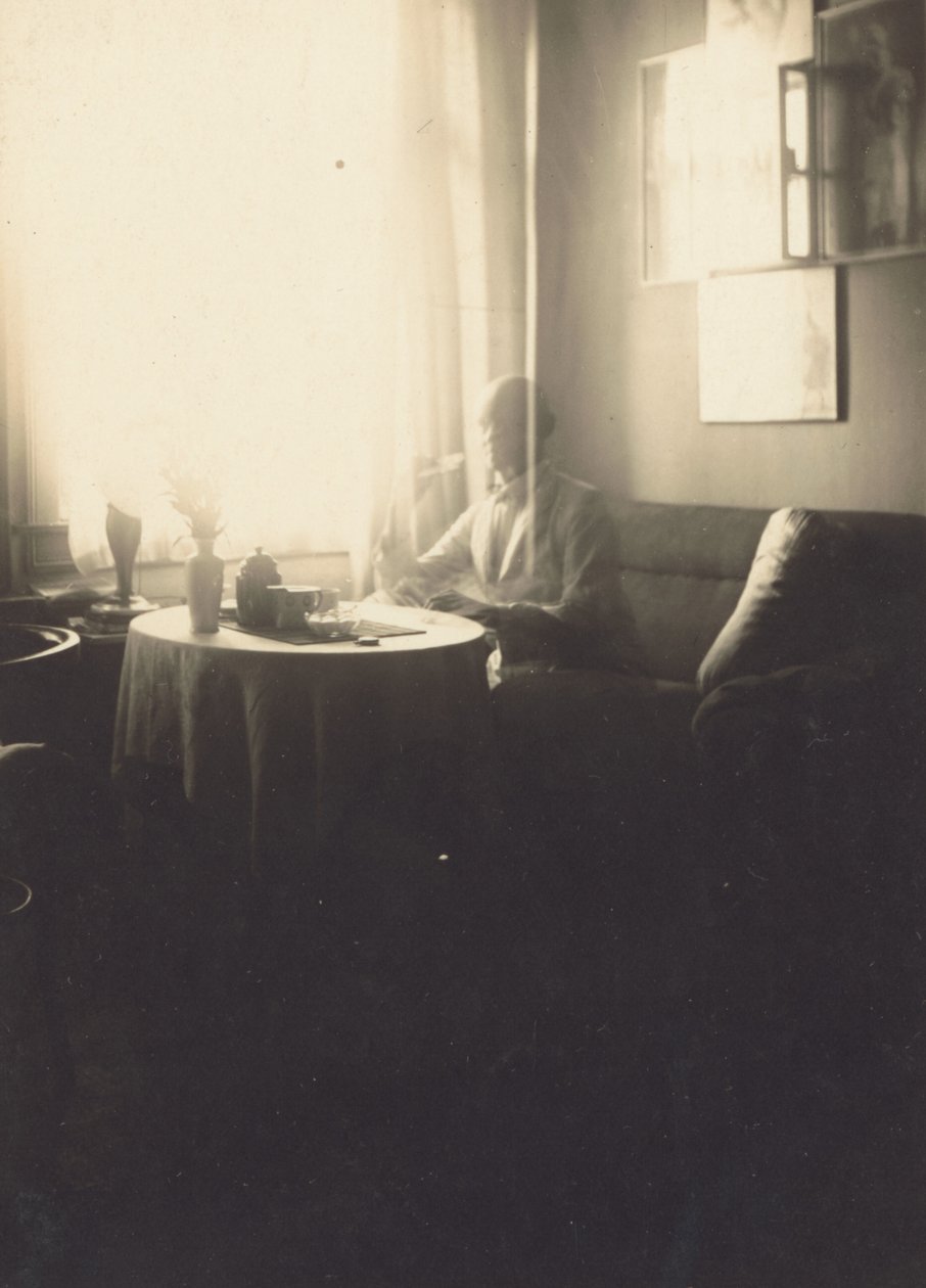 [Oskar Schlemmer sedí u stolu s kávovým servisem na Prellestrasse] od Oskar Schlemmer