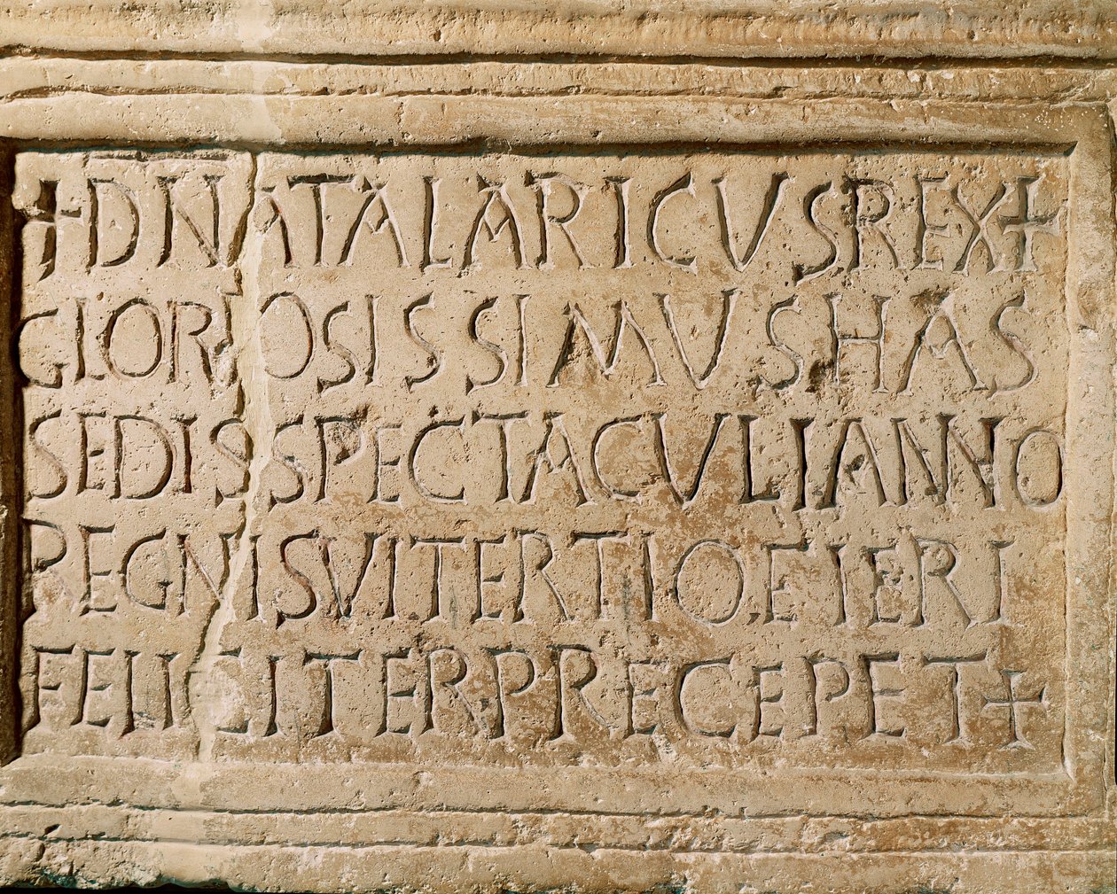 Barbarská civilizace: nápis z doby vlády krále Ostrogótha Athalarika (516-534 n. l.) svědčící o existenci divadla v Ticinum (dnešní Pavia). 6. století. Musei Civici, Sezione Archeologia, Pavia, Itálie od Ostrogothic Ostrogothic