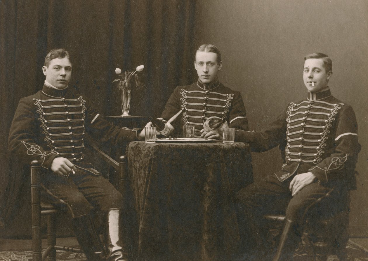 Tři mladí uniformovaní kavaleristé, Malmö, Švédsko, 20. léta 20. století od Otto Ohm
