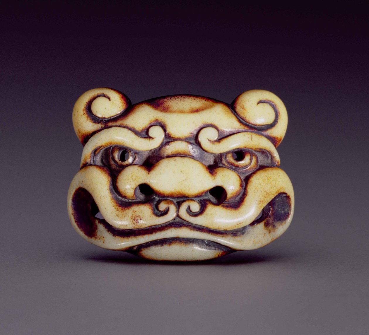 Netsuke zobrazující tvář démona oni, kolem roku 1870 (jelení paroh) od Ozaki Kokusai