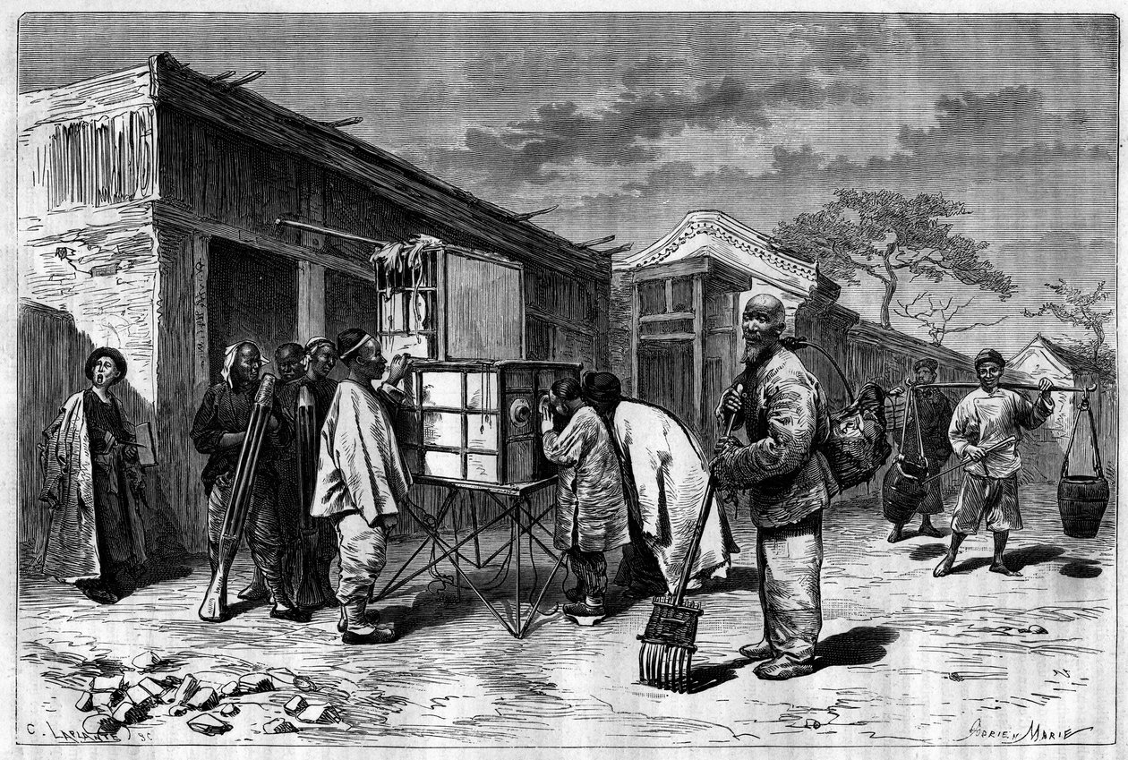 Aktivita v ulicích Pekinu (Peking) s diorámatem z 19. století. Rytina z kresby Selliera, z fotografie Thomsona, v „Le Tour du Monde, Nouveau journal des Voyages“, editoval Edouard Charton, Paříž od P. (after) Sellier