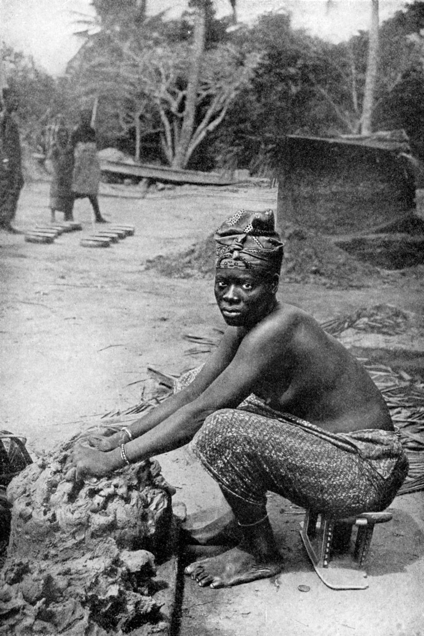 Hrnčířka ze zlatého pobřeží a její hlína, Ghana, západní Afrika, 1922. od P. A. McCann