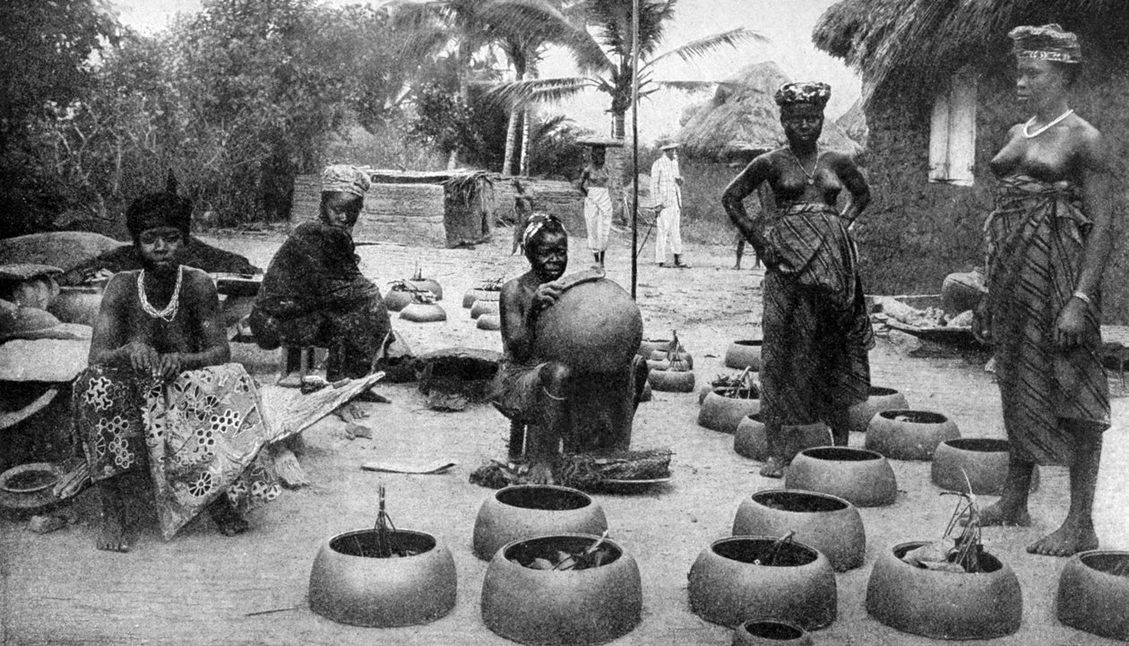 Fanti ženy vyrábějící hliněné nádobí, Elmina, Ghana, 1922. od P. A. McCann