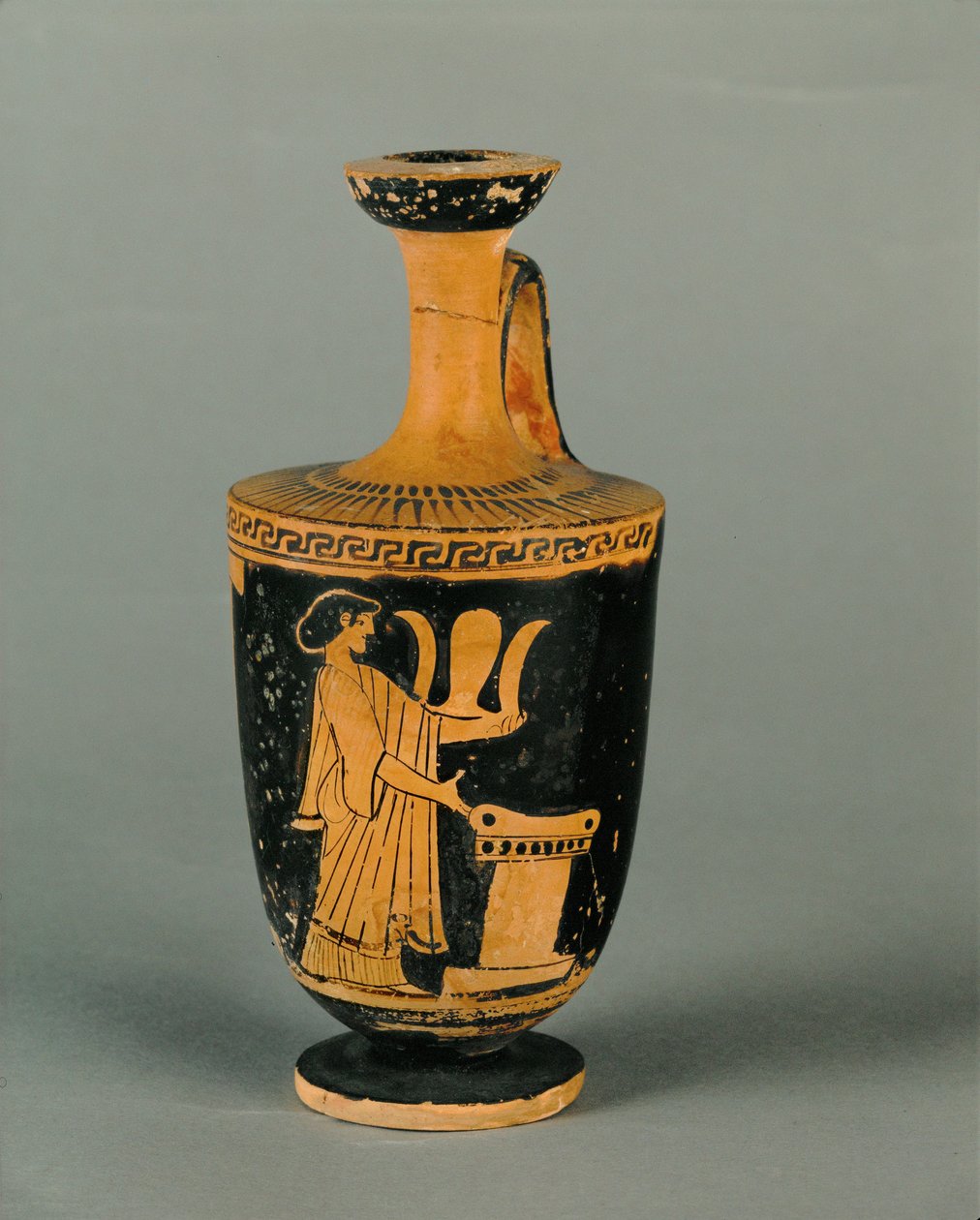 Žena u oltáře. Malý lekythos s červenou figurou... od Painter Icarus