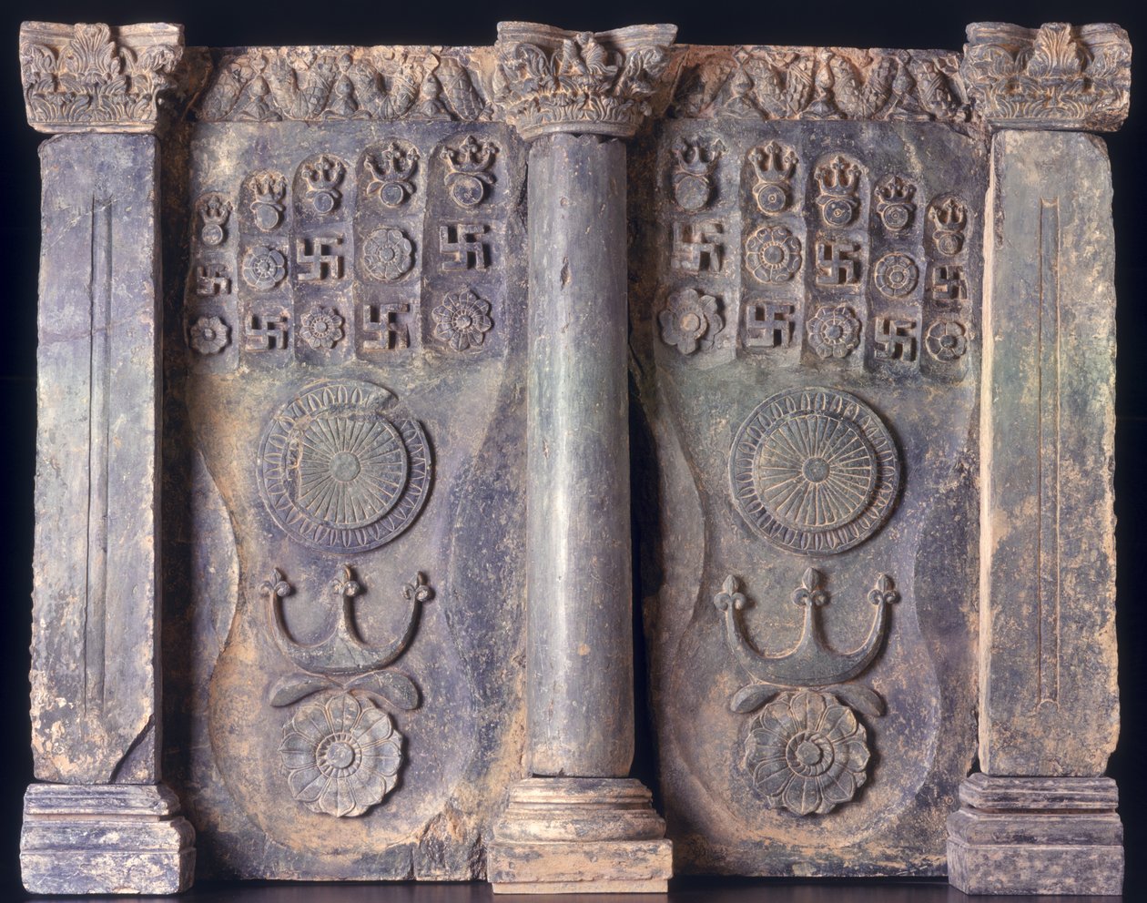 Vlys zobrazující stopy Buddhy, Gandhara 1. až 5. století našeho letopočtu; od Pakistani School
