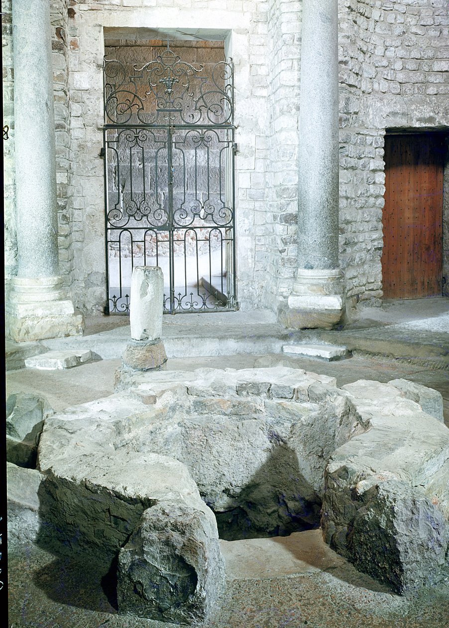 Interiér osmiboké baptisteria katedrály od Paleo Christian