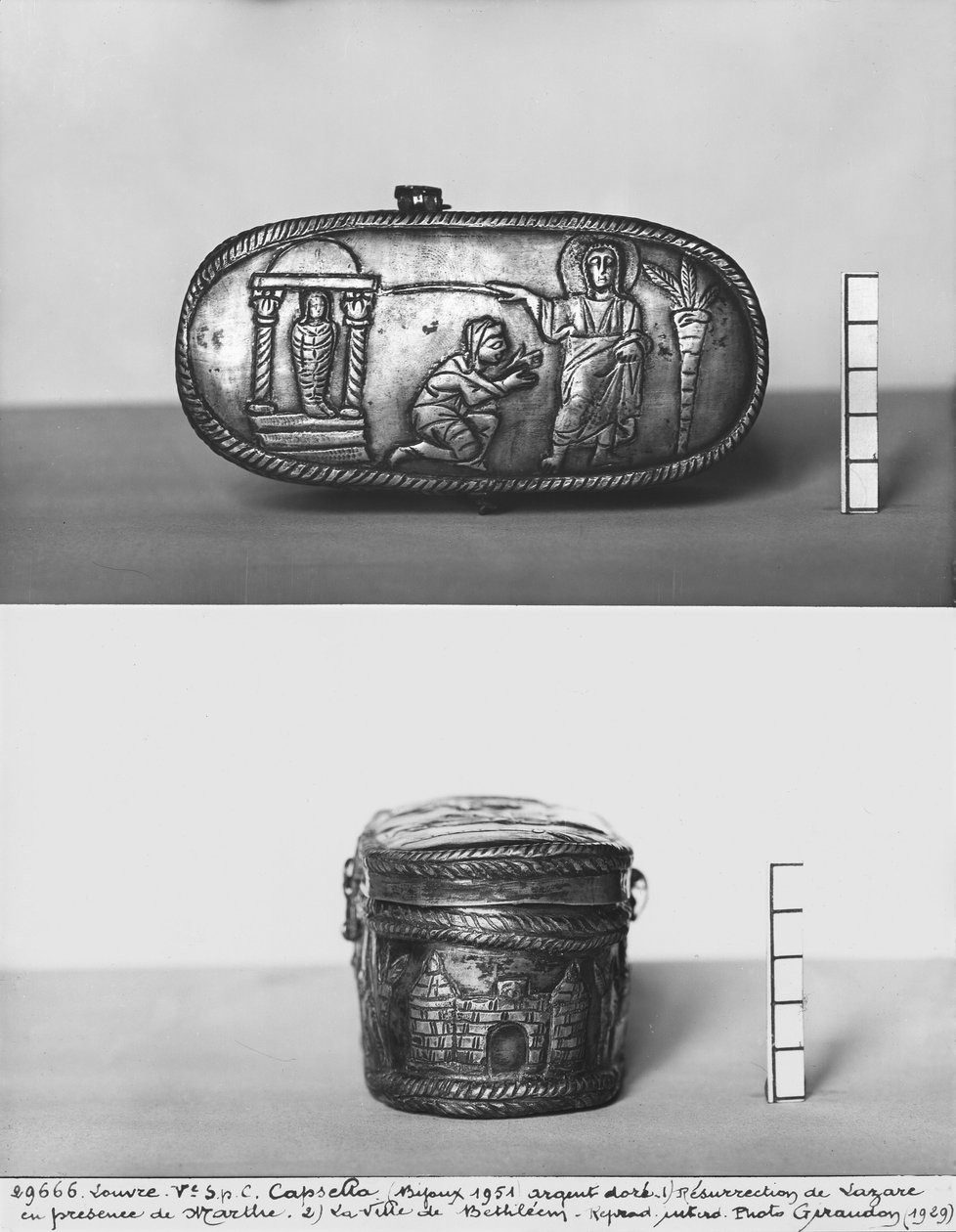 Detail víka pyxidy znázorňující vzkříšení Lazara s Kristem a Martou stříbrná žb od Paleo Christian