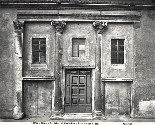 Fasáda, postavená císařem Konstantinem, c. AD 315-24 (černobílá fotografie) od Paleo Christian