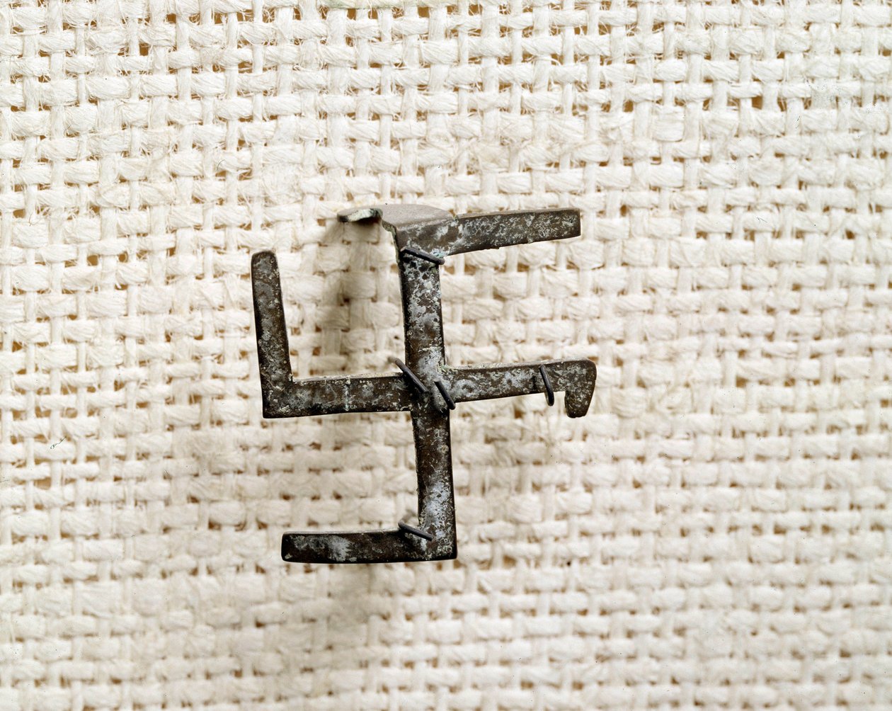 Křesťanský starověk: fibule ve tvaru svastiky (která bude inspirovat křížovou hru). 1. až 3. století. Národní muzeum archeologie Saint Germain en Laye od Paleo Christian