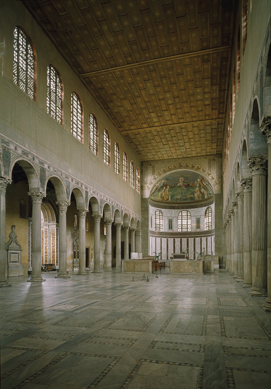 Vnitřní pohled na kostel sv. Sabiny, střední loď, založený v 5. století od Paleo Christian
