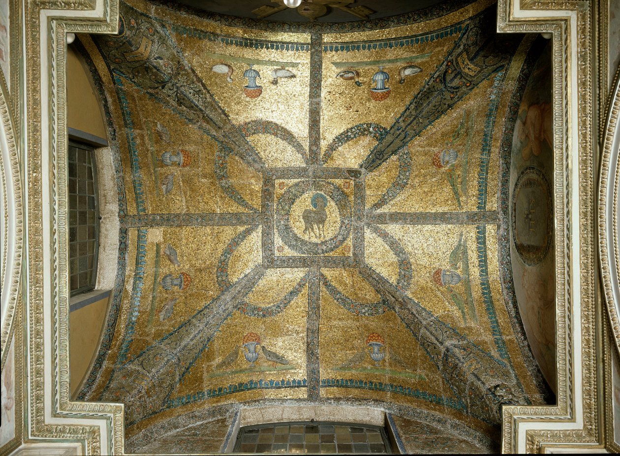 Mozaiky z 5. století, uprostřed beránek. Klenba kaple sv. Jana Evangelisty uvnitř paleochrétského baptistera San Giovanni in Laterano (St. John Laterano) (battistero lateranense o san Giovanni in Fonte), postavená kolem roku 440. Řím od Paleo Christian