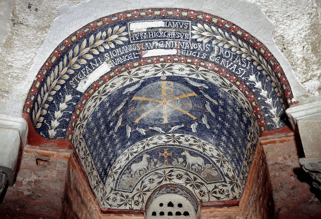 Paleochretian umění: monogram Krista je obklopen symboly Nejsvětější Trojice. Mozaika 5. nebo 6. století. Baptistere d