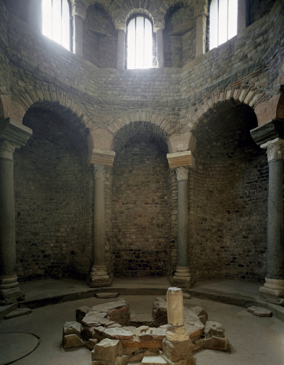 Paleochristian art: pohled do interiéru baptistere, 5. století. Frejus (Var) od Paleo Christian