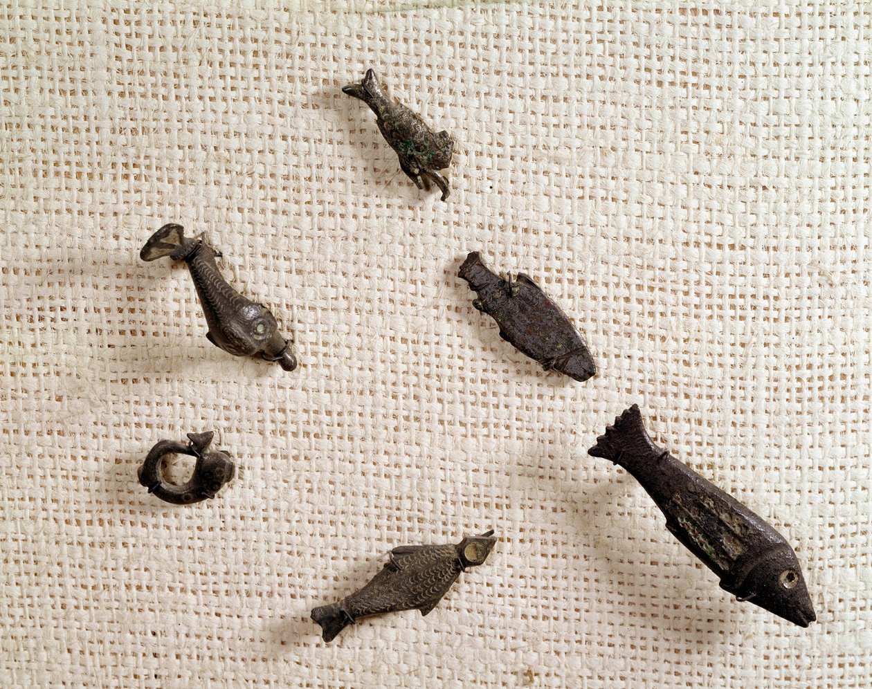 Křesťanský starověk: fibule a kovové šperky ve tvaru ryb. Národní muzeum archeologie, Saint Germain en Laye od Paleo Christian Paleo Christian