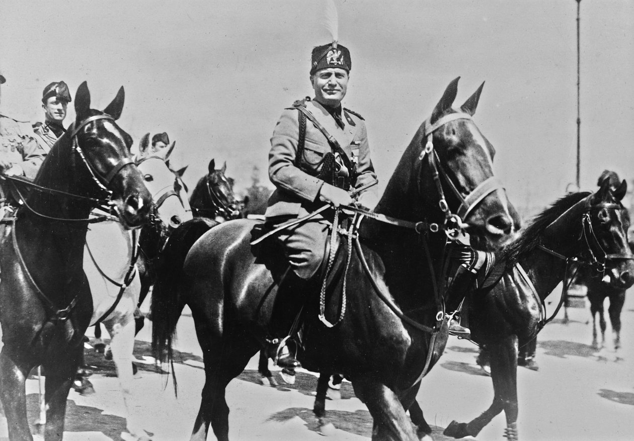 Album "Duce": Benito Mussolini na koni se svým doprovodem v Římě (černobílá fotografie) od Pandimiglio Pandimiglio