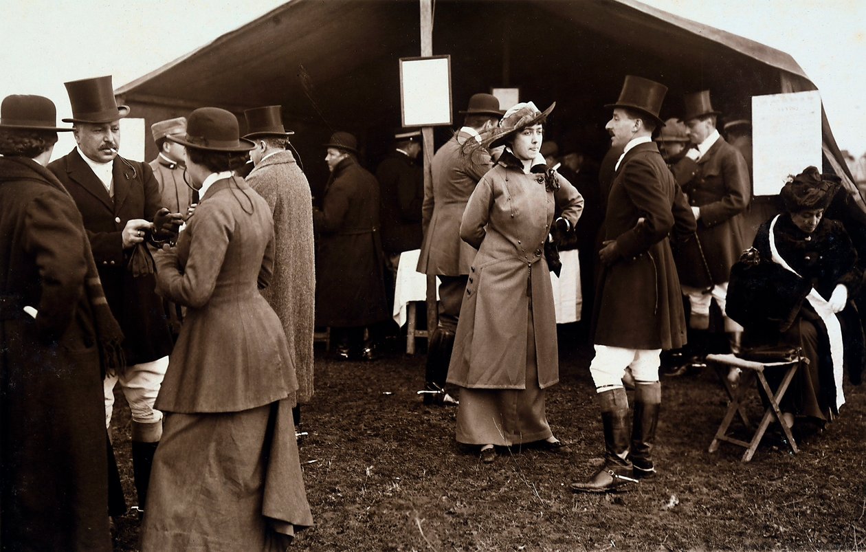 Portrét římské šlechty odpočívající během honu na lišku v Casal Brunori, poblíž Říma, 1.2.1915 (čb foto) od Paolo Lucchesi