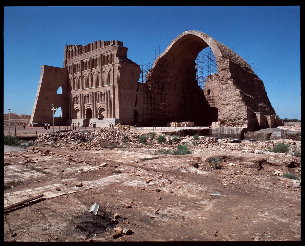 Pohled na palác Shapur I a oblouk Chosroes od Parthian Parthian