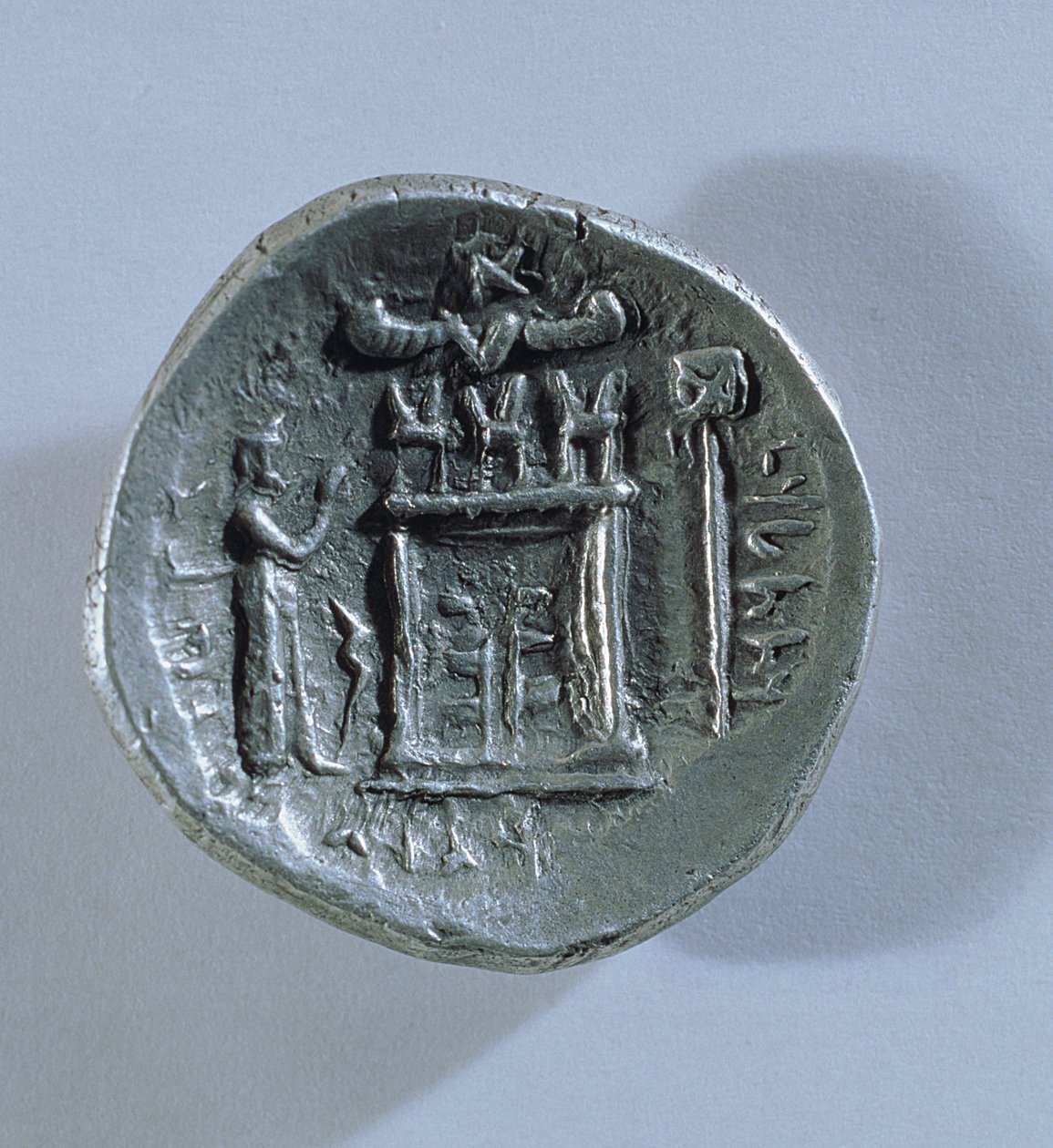 Tetradrachm of Vahbarz, král Persis, zobrazující zoroastriánský ohnivý oltář (reverzní) (viz také 180367) od Parthian School