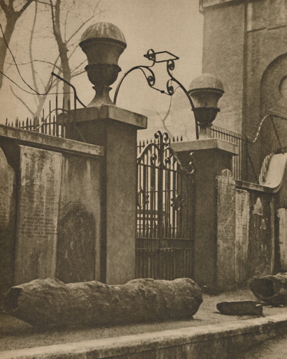 Jilmové kmeny pro potrubní potrubí vykopané poblíž St. Annes, Soho, c1935. od Paterson