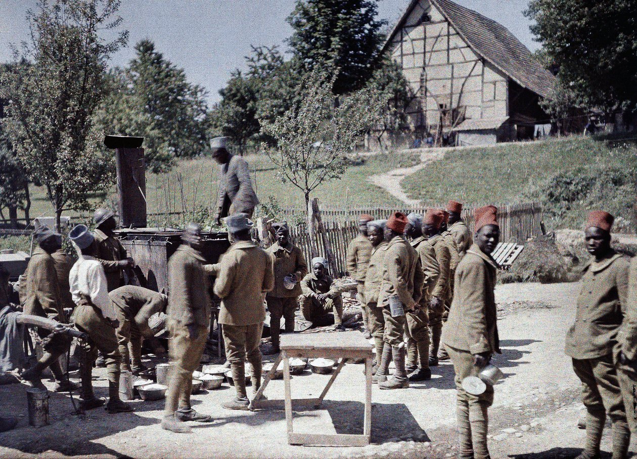 Skupina senegalských vojáků sloužících ve francouzské armádě jako pěšáci na obědě v Saint-Ulrich, department Haut-Rhin, Alsasko, Francie, 16. června 1917 (autochrom) od Paul Castelnau