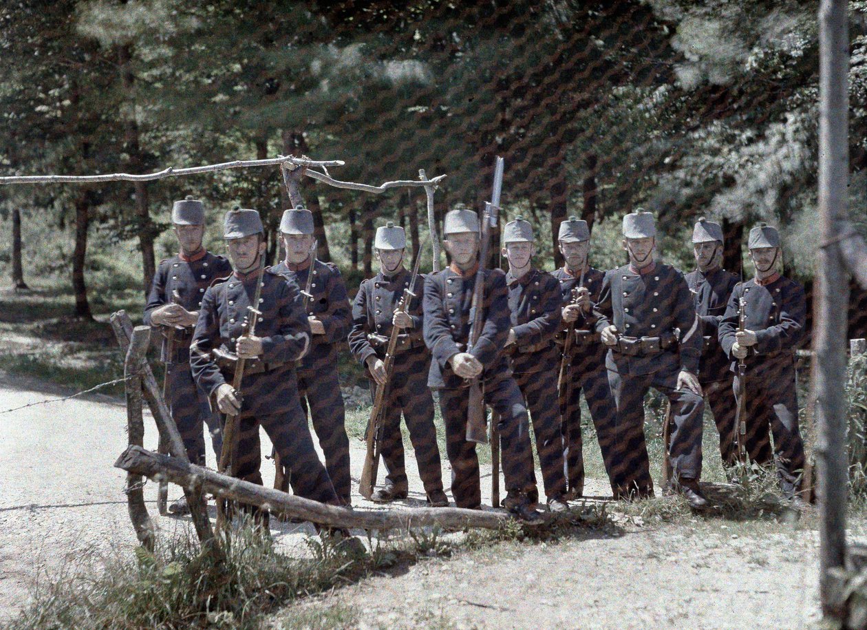 Skupina švýcarských pohraničníků za plotem mezi Švýcarskem a Francií, department Haut-Rhin, Alsasko, Francie, 19. června 1917 (autochrom) od Paul Castelnau
