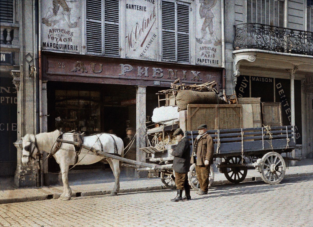 Koňský povoz je naložen nábytkem a osobními věcmi před obchodem s koženým zbožím, Remeš, Francie, 4. května 1917 (autochrom) od Paul Castelnau