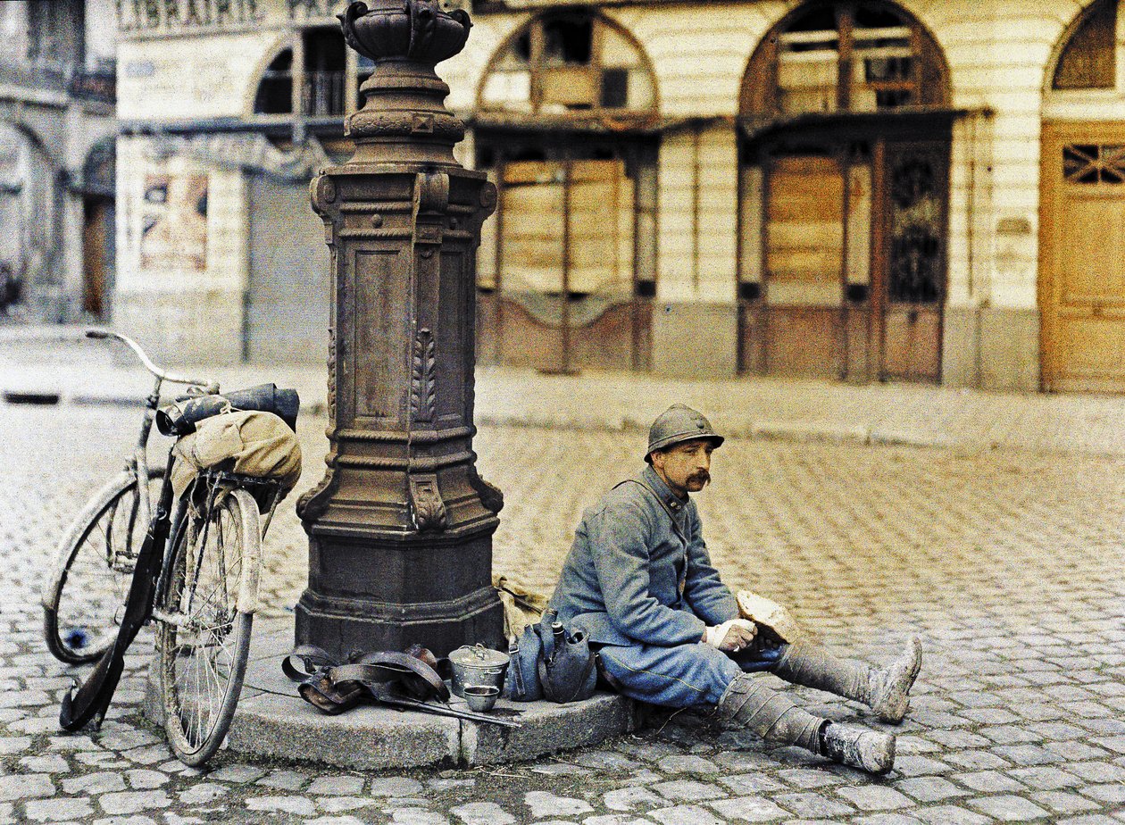 Voják v Remeši na kole, Francie, 1. dubna 1917 (autochrom) od Paul Castelnau