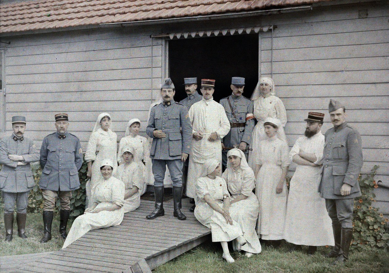 Lékaři, sestry a zdravotnický personál před polní nemocnicí 55 v Bourbourg, Department Nord, Region Nord-Pas-de-Calais, Francie, 1. září 1917 (autochrom) od Paul Castelnau
