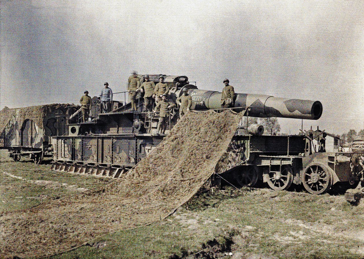 Osm francouzských vojáků maskuje 370mm železniční dělo s nápisem Keity, Noyon, Oise, Francie, 5. září 1917 (autochrom) od Paul Castelnau