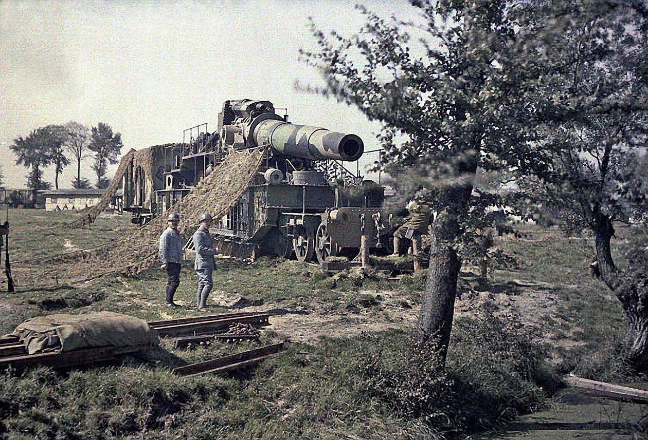 Francouzští vojáci maskují 370mm železniční dělo s nápisem Keity, Noyon, Oise, Francie, 5. září 1917 (autochrom) od Paul Castelnau