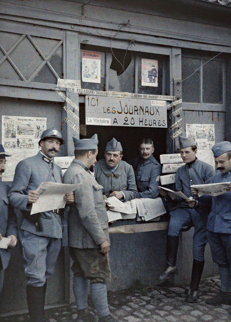 Francouzští vojáci kupují a čtou noviny v kiosku v Rexpoede, Department Nord, Region Nord-Pas-de-Calais, Francie, 6. září 1917 (autochrom) od Paul Castelnau