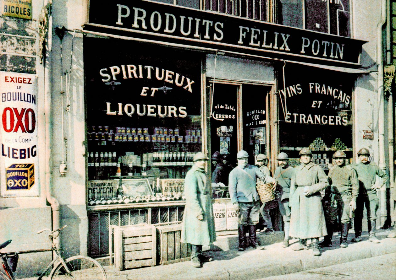 Francouzští vojáci před obchodem s potravinami Felix Potin na Place des Marchés, Reims, Francie, 1917 (autochrom) od Paul Castelnau